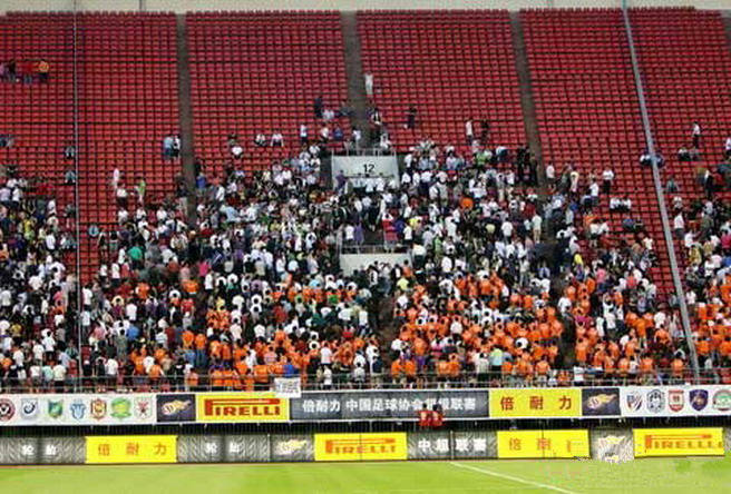  基尔高士丁主场球迷山呼海啸，助威声浪震撼天地